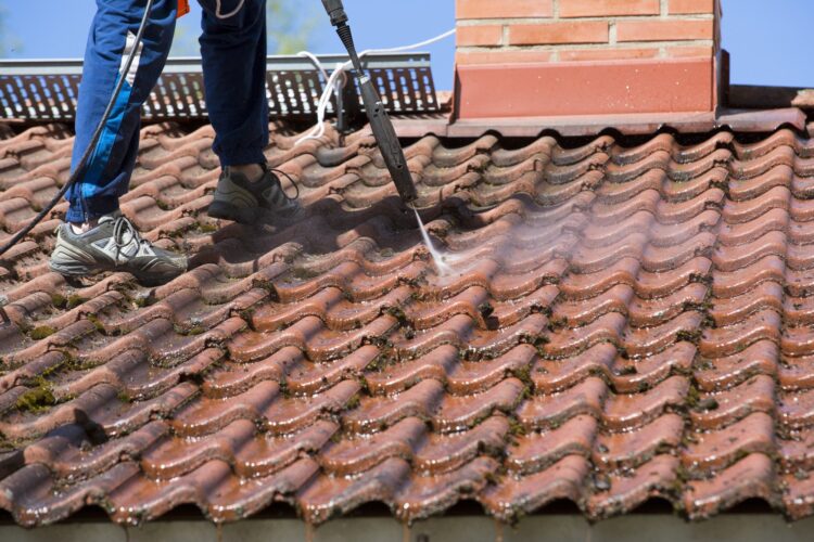 9 Signs It’s Time to Hire a Professional Roof Cleaning Company