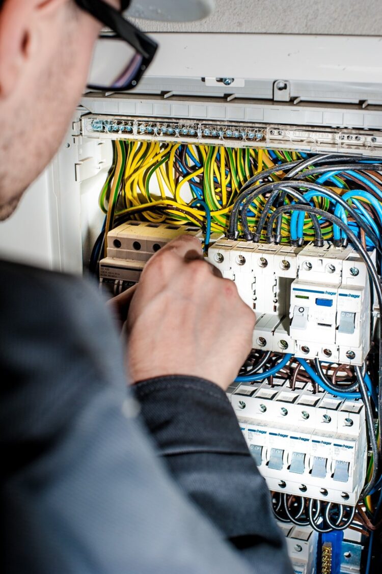 Choosing the Right Emergency Electrical Service: Tips and Tricks