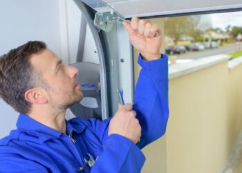 What Homeowners Should Know About Emergency Garage Door Repair