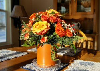 Elevate Your Tablescape with These Trending Centerpiece Flower Designs