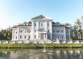 Living Like Royalty: Exploring the Most Luxurious Mansions for Rent