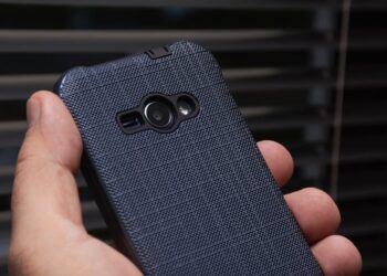 Sleek and Sophisticated: The Appeal of Black Phone Cases