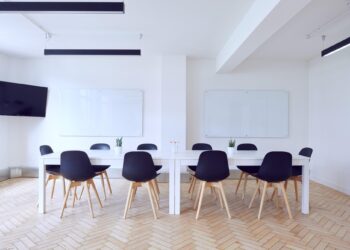 Designing the Perfect Modern Meeting Room: Tips for Productivity and Comfort