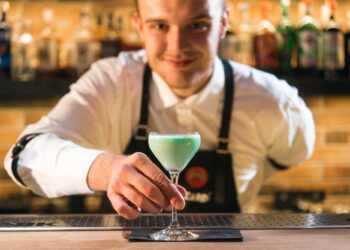How Mobile Bartending Services Can Elevate Your Event Experience From Drinks to Decor