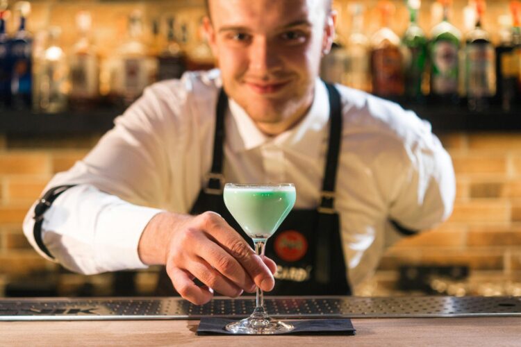 How Mobile Bartending Services Can Elevate Your Event Experience From Drinks to Decor