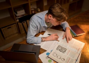 5 Ways Ghostwriting Can Help You with Structuring a Thesis