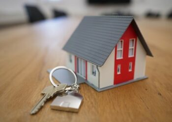 Navigating the Real Estate Market for a Swift Home Sale